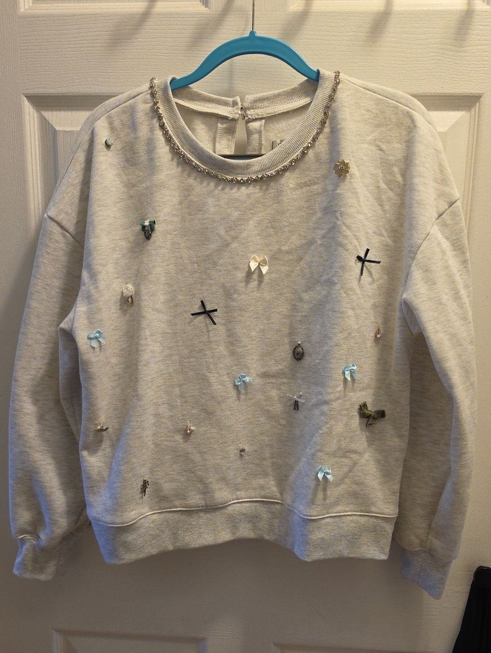 Maeve-Embellished Light Gray Women's Sweatshirt - Decorative Bow & Charm Details